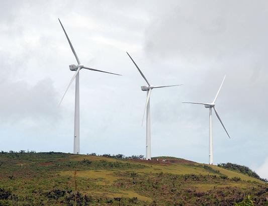 Molinos de energía en la colina